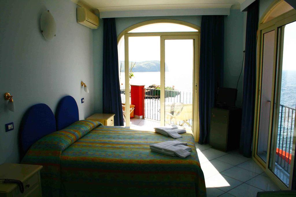 Hotel Villa Iulia Ventotene Exteriör bild