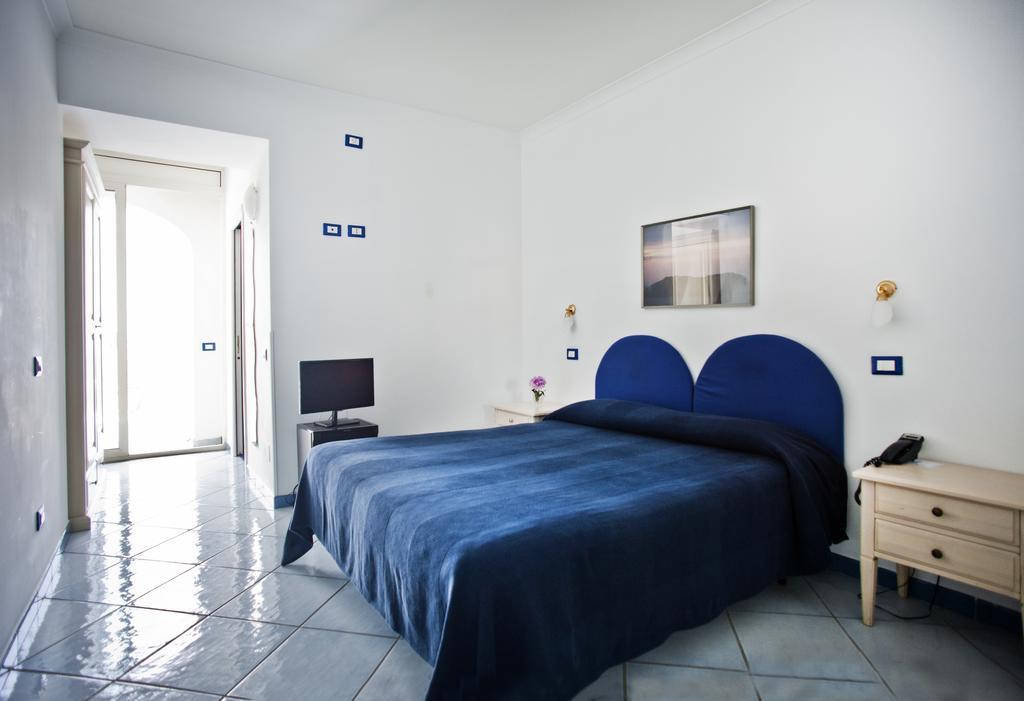 Hotel Villa Iulia Ventotene Exteriör bild